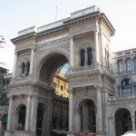 vchod do obchodnej pasáže vedľa katedrály Duomo