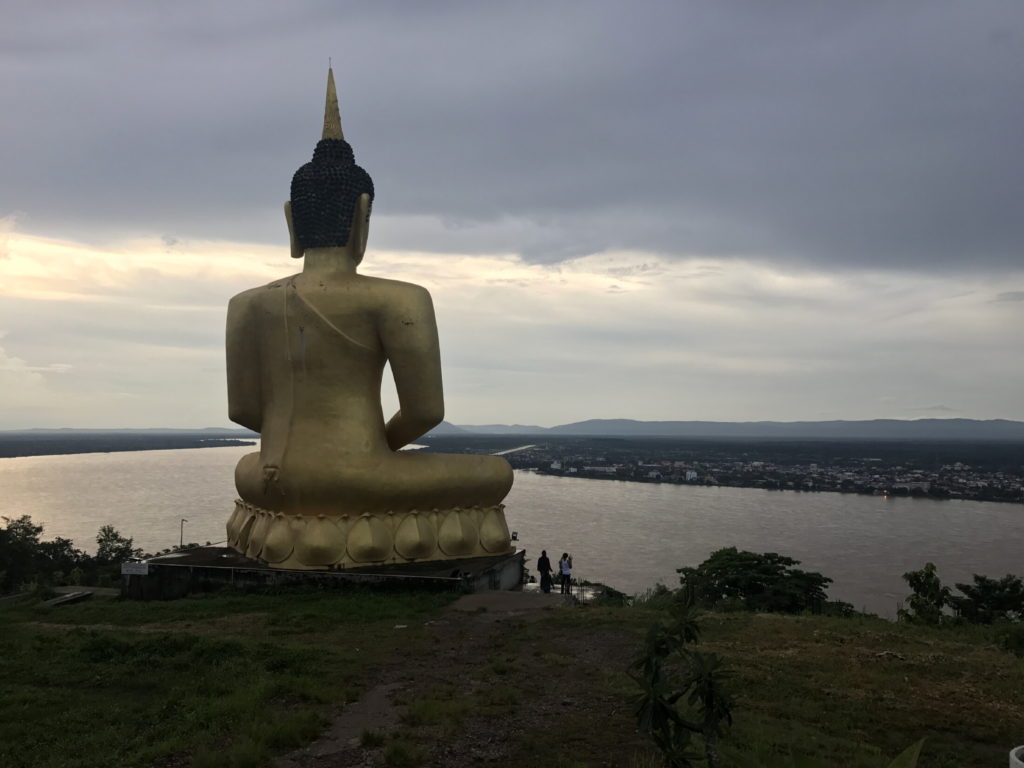 Buddha na vrchu hory