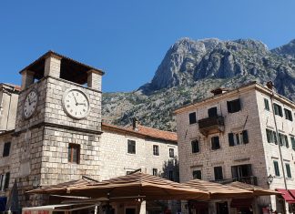 Čierna Hora – perla Jadranu Námestie zbraní s hodinovou vežou